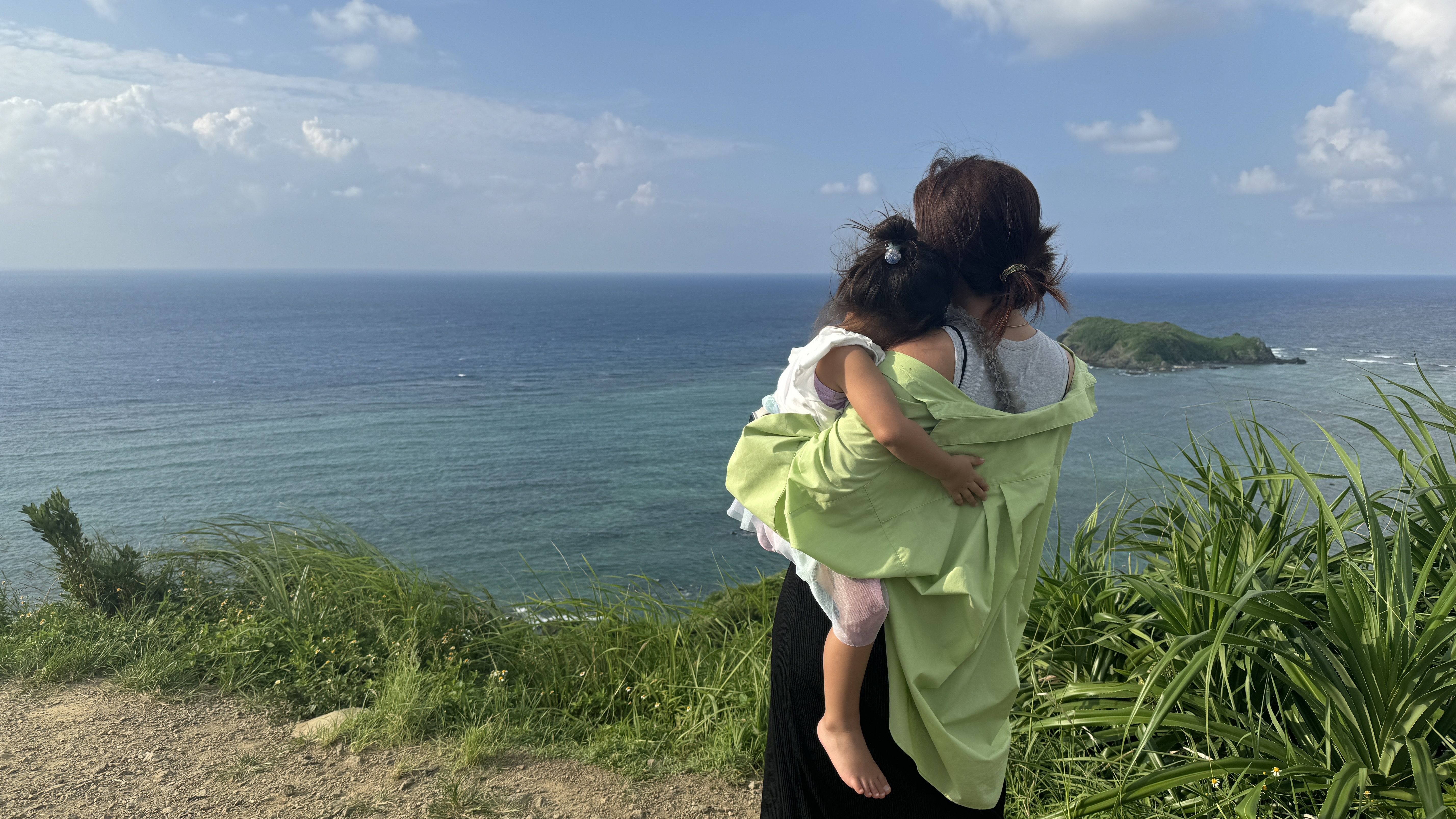 ママと子供の後ろ姿